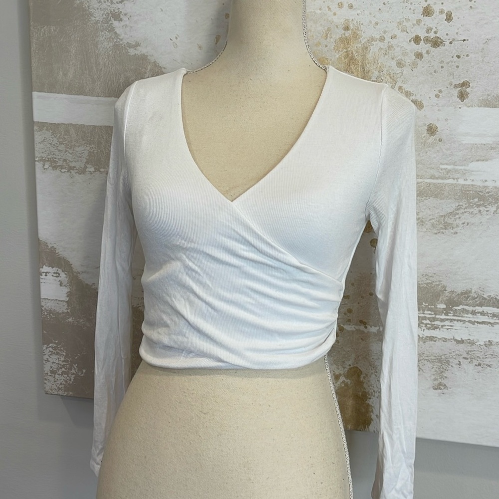 Olivaceous Size Small Criss/Cross White Crop Top